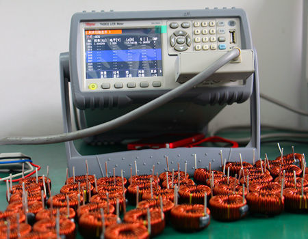 Filtre de ligne d'alimentation en mode commun à noyaux toroïdaux doubles Mn-zn de type horizontal avec base spéciale